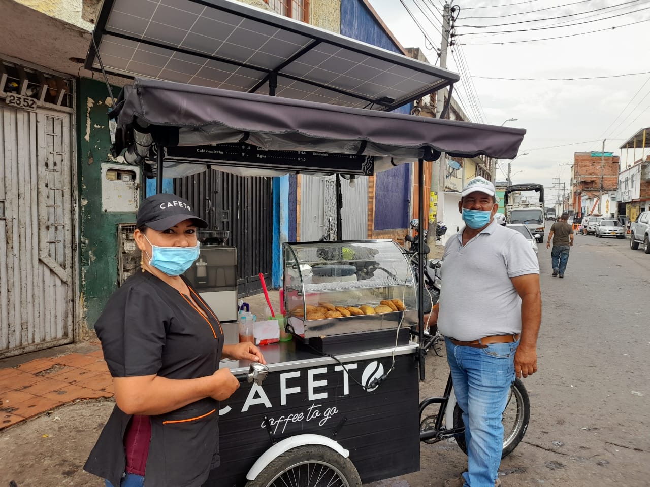 En Bucaramanga hay una cafetería móvil, que da energía con un panel solar
