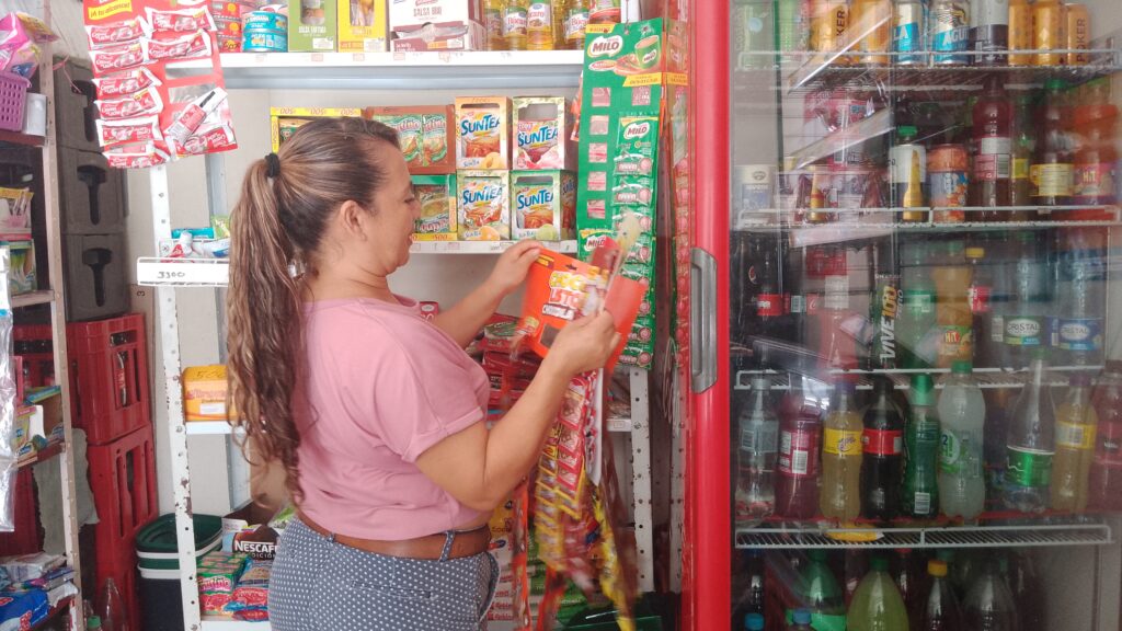 Marlene Melgarejo García nació en el Valle de San José, pero desde los 15 años está en Bucaramanga trabajando con esfuerzo y sacrificio. Hace cinco años tiene su tienda en el barrio La Libertad.