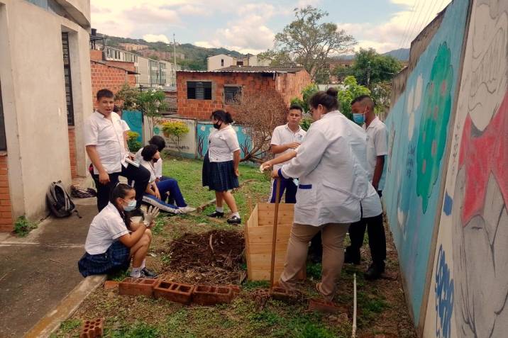 Los alumnos del colegio Café Madrid, Minuto de Dios, fueron seleccionados, con su proyecto de compostaje, para participar en la Feria Internacional de Ciencia y Tecnología en Indonesia. 