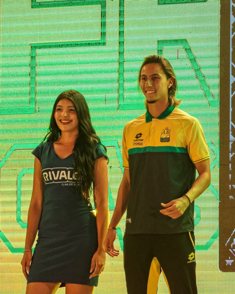 Nicolás Hernández durante la presentación de la indumentaria de Atlético Bucaramanga.
